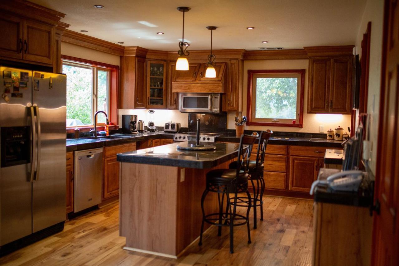Riverfront Property With Waterfalls Near Yosemite And Bass Lake Oakhurst Exterior photo