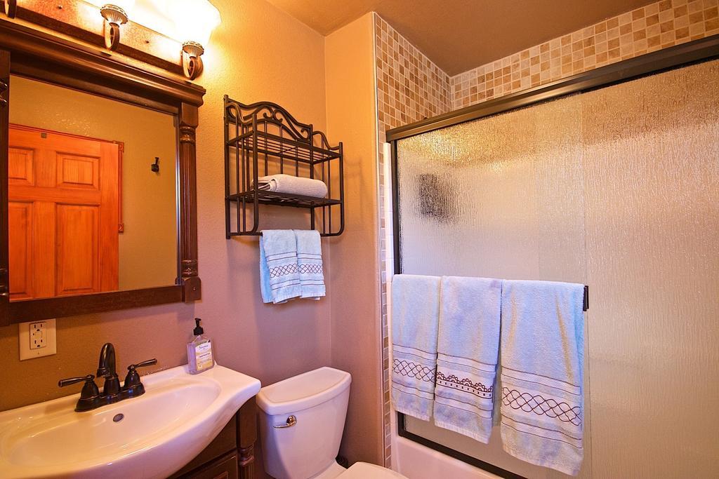 Riverfront Property With Waterfalls Near Yosemite And Bass Lake Oakhurst Room photo
