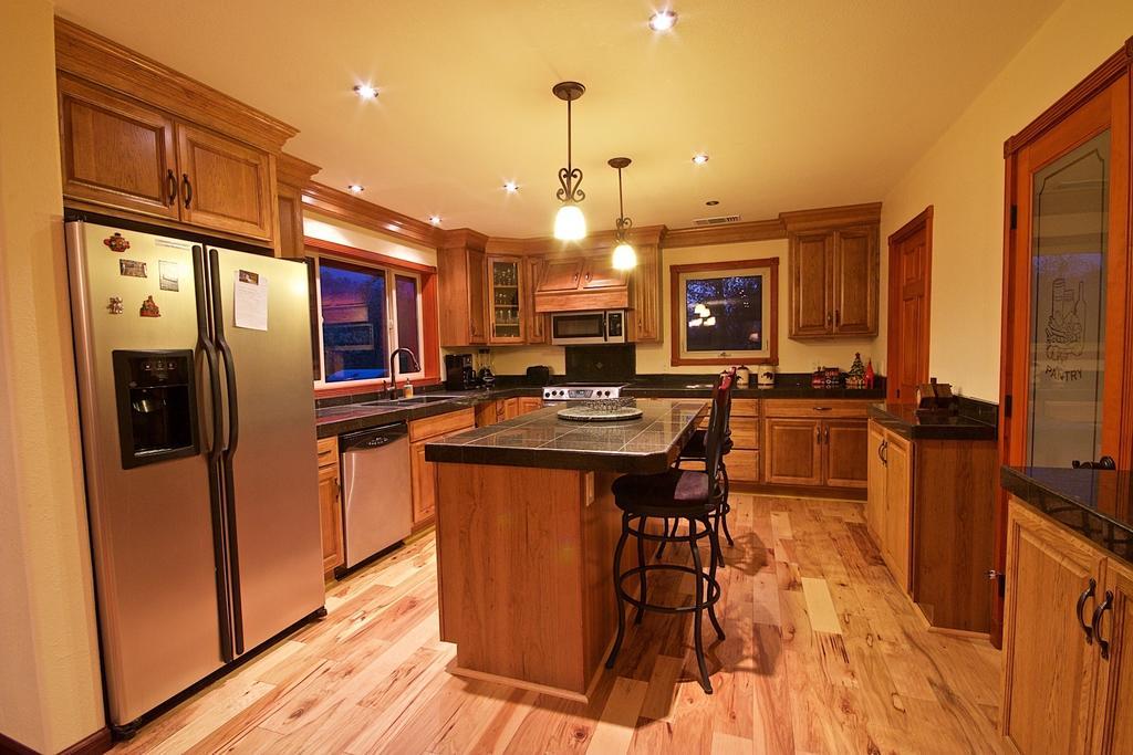 Riverfront Property With Waterfalls Near Yosemite And Bass Lake Oakhurst Room photo