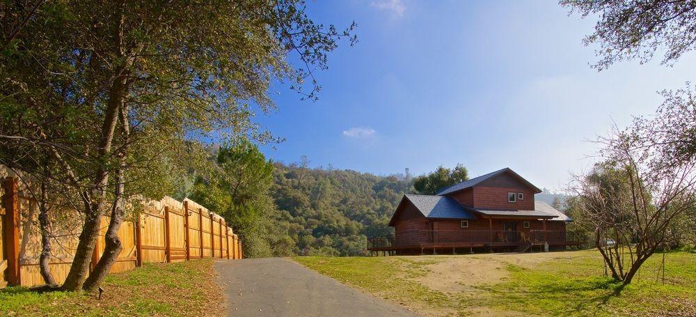 Riverfront Property With Waterfalls Near Yosemite And Bass Lake Oakhurst Exterior photo