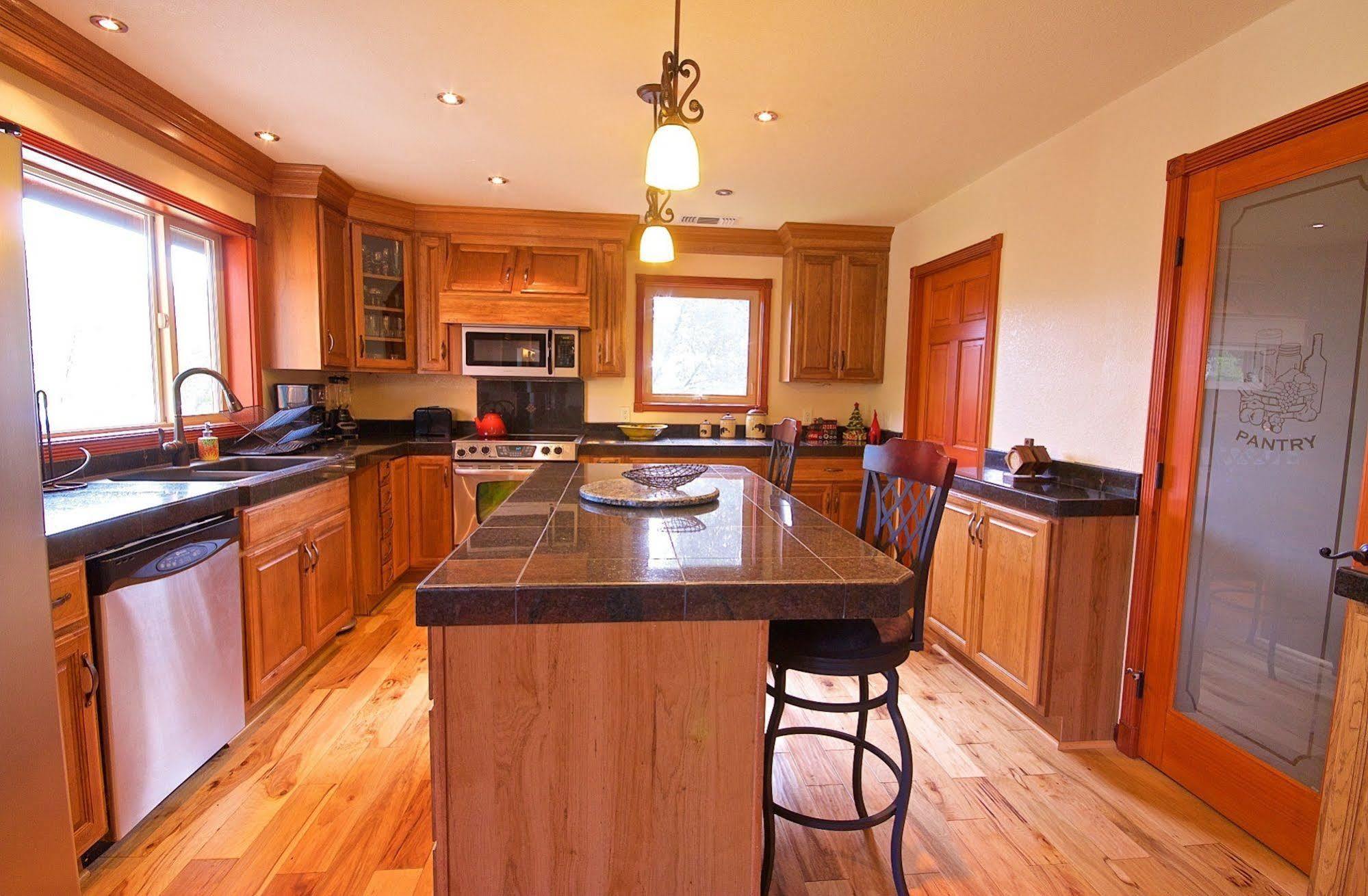 Riverfront Property With Waterfalls Near Yosemite And Bass Lake Oakhurst Exterior photo